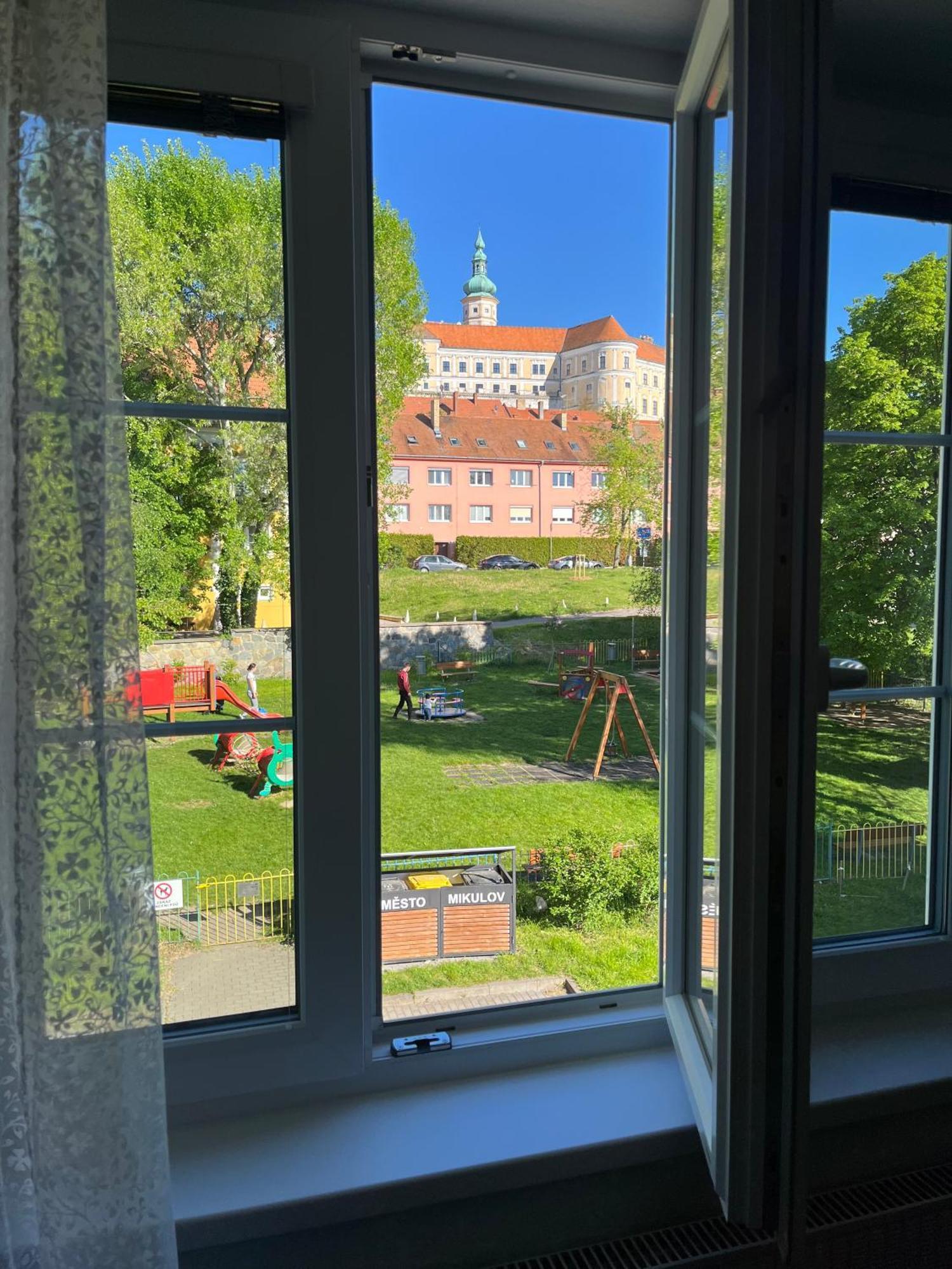 Chateau View Apartment Микулов Экстерьер фото