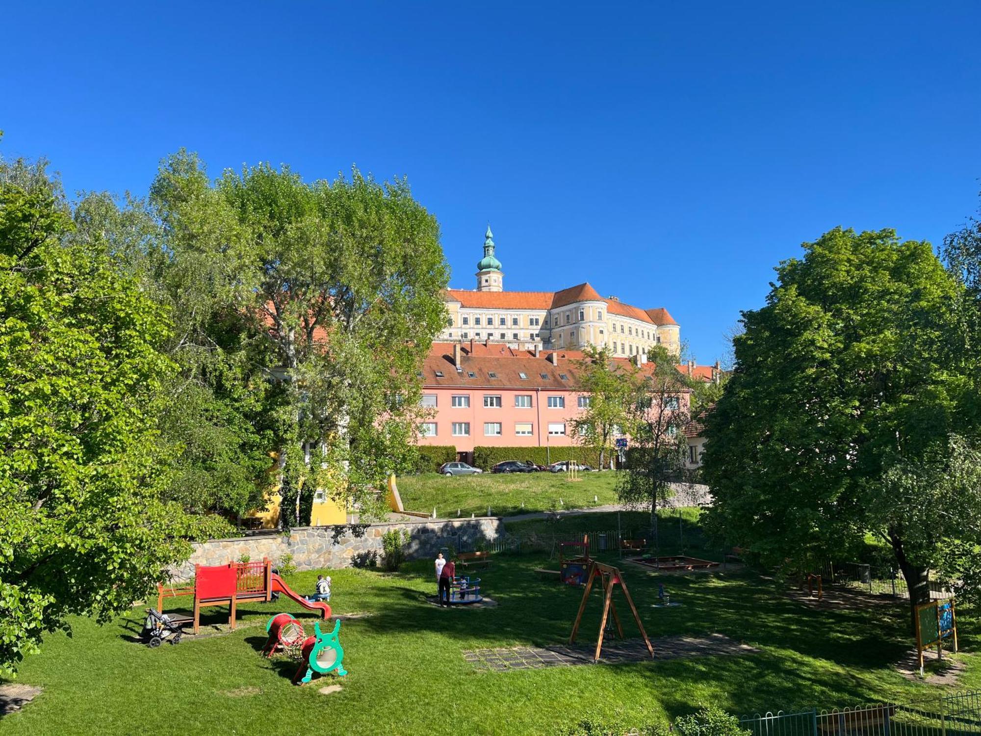 Chateau View Apartment Микулов Экстерьер фото